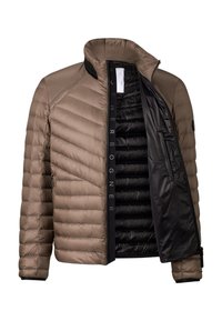 Gewatteerde jas in een lichtbruine kleur, met een ritssluiting, hoge kraag en zwarte voering met een doorgestikte textuur. Voorzien van zijritszakken.