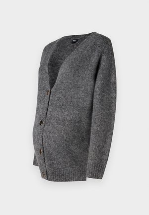 Weiche graue Strickjacke mit langen Ärmeln, V-Ausschnitt und drei braunen Knöpfen auf der Vorderseite, vor einem weißen Hintergrund präsentiert.