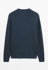 Maglione lavorato a maglia color navy con maniche lunghe, polsini e orlo a costine. Tessuto liscio e scollo rotondo, caratterizzato da un design semplice e minimalista.