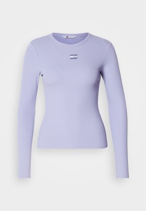 Langärmliges, geripptes Oberteil in zartem Lavendel mit rundem Ausschnitt und kleinem Logoetikett auf der Brust, aus einem weichen, dehnbaren Stoff gefertigt.