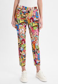 Kleurige slim-fit broek met een cartoonprint van verschillende gezichten en patronen. Gemaakt van lichtgewicht stof, met een taps toelopende pijp.