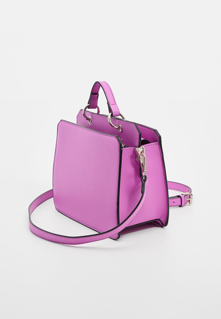 Sac à main en cuir rose de forme structurée, avec des finitions noires, deux poignées et une bandoulière réglable. Accents en métal argenté.