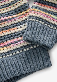 Stickad tröjfabric i mörkgrått med färgglada horisontella ränder. Strukturen är tjock och ribbad, med en mjuk och mysig känsla.
