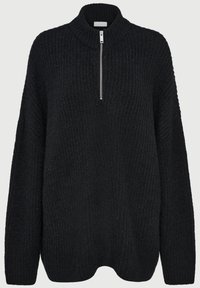 Svart tykk strikket genser med lange ermer og sølvfarget halv-zip-krage på en ensfarget bakgrunn.