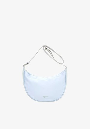 Lichtblauwe schoudertas in halve maanvorm met verstelbare riem en kleine zilveren sluiting op een witte achtergrond.