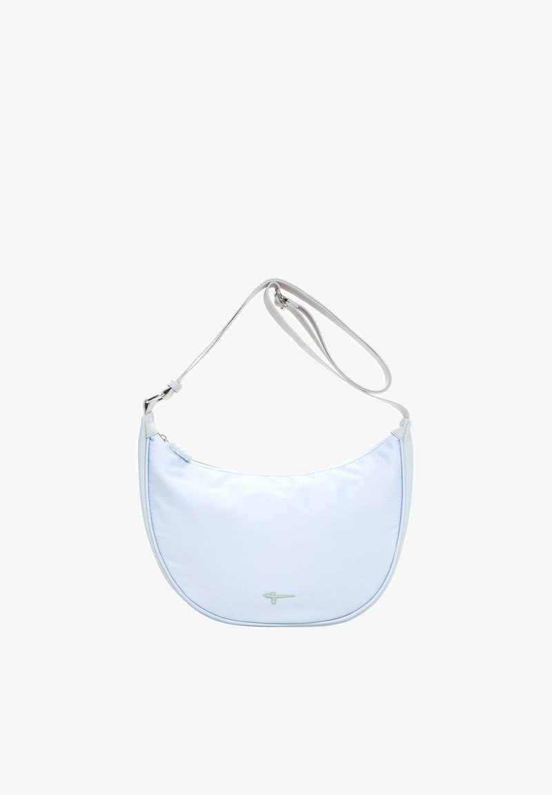 Sac d'épaule bleu clair en forme de croissant avec une sangle ajustable et une petite fermeture argentée sur fond blanc.