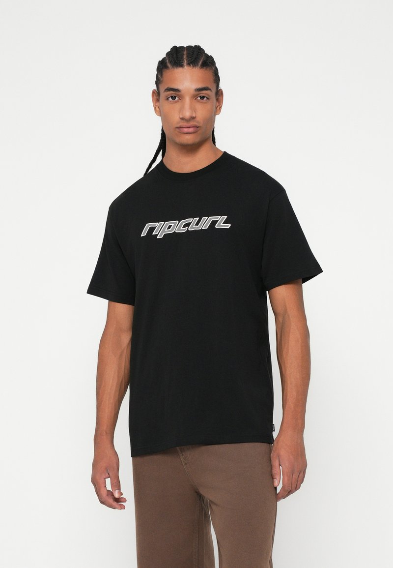 Crna pamučna majica s bijelim "ripcurl" logotipom, opuštenog kroja, kratkim rukavima i okruglim izrezom. Nema vidljivih uzoraka ili dodataka.