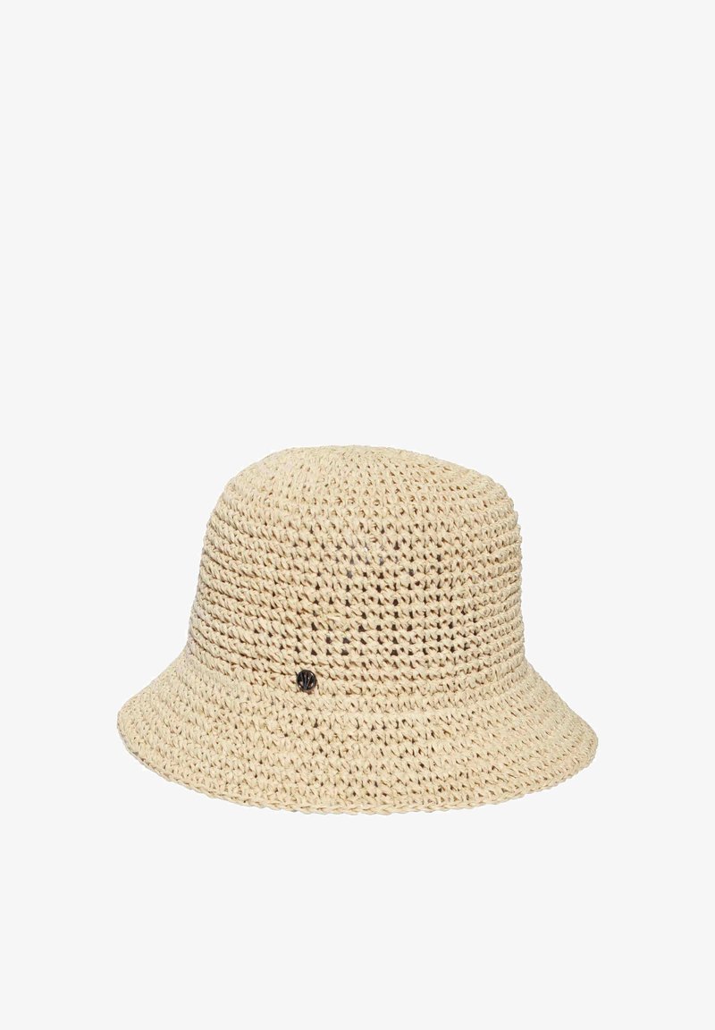 Chapeau seau en paille tissée beige avec un large bord tombant vers le bas et une petite épingle décorative ronde noire sur le côté.