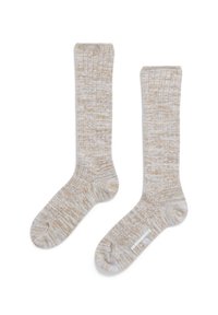 Beige gerippte Socken mit einem strukturierten Muster und kontrastierenden weißen Fäden. Das Design hat einen Bund oben und eine glatte Fußsohle.