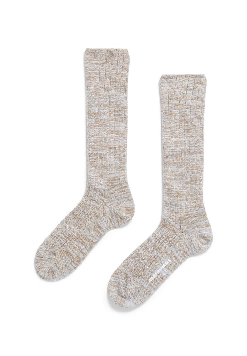 Beige gerippte Socken mit einem strukturierten Muster und kontrastierenden weißen Fäden. Das Design hat einen Bund oben und eine glatte Fußsohle.
