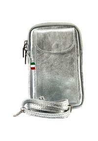 Zilverkleurige metalen telefoonhoes met een gladde textuur, ritsluiting, voorvak en afneembare schouderband. Wordt gekenmerkt door een klein Italiaans vlaggetje charm.