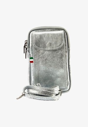Zilverkleurige metalen telefoonhoes met een gladde textuur, ritsluiting, voorvak en afneembare schouderband. Wordt gekenmerkt door een klein Italiaans vlaggetje charm.
