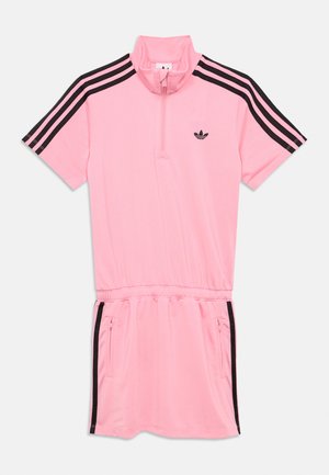 Rochie sport roz cu mâneci scurte, dungi negre pe mâneci, guler cu fermoar, talie elastică, buzunare laterale și logo Adidas negru pe piept.