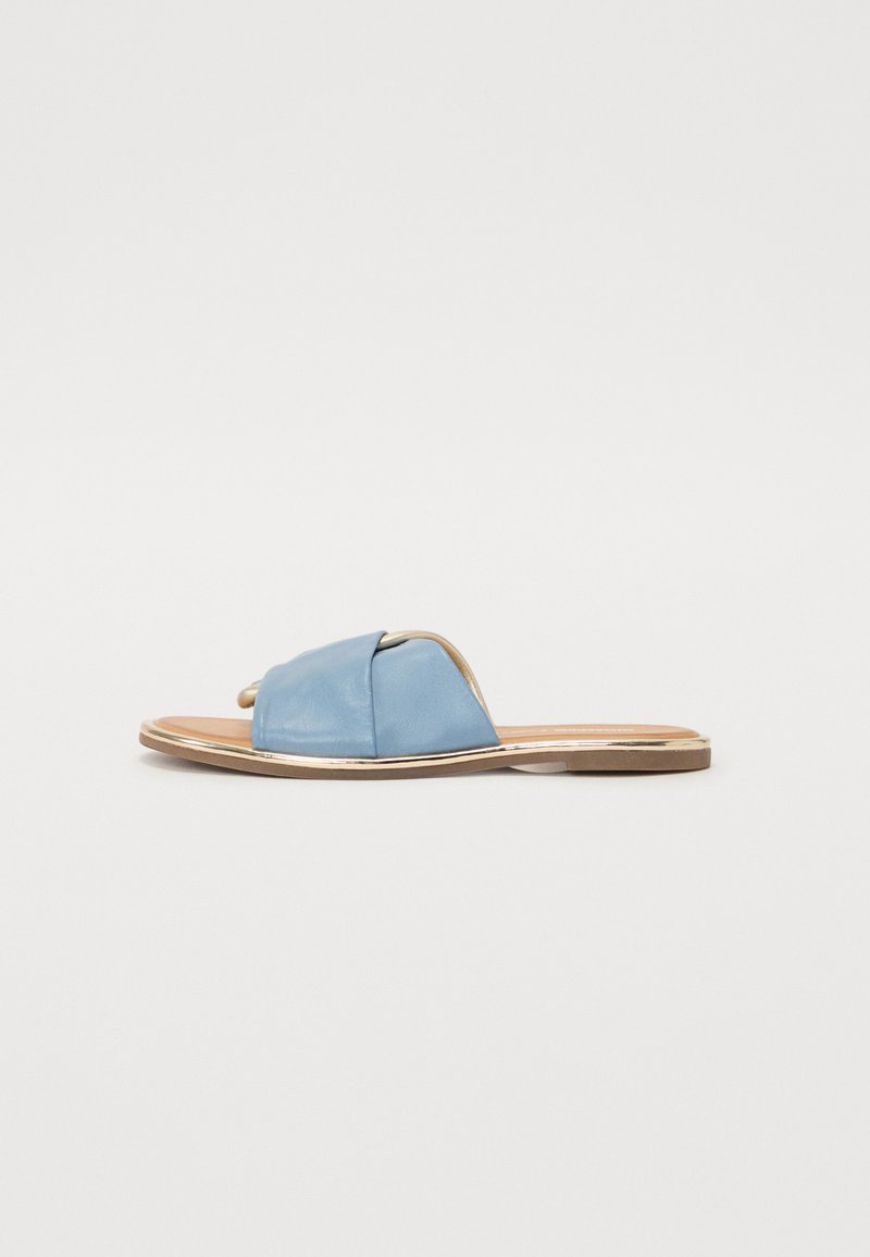 Blå lær slidesandaler med kryssbånddesign, flat tan såle og en metallisk gullakcent langs kanten. Jevn tekstur, åpen tå.