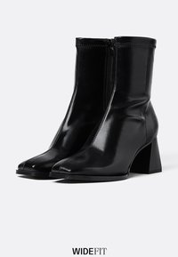 Stradivarius WIDE FIT MID WITH STRETCH LEGS - Stivaletti - black