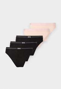Τρία μαύρα και δύο μπεζ ανδρικά εσώρουχα brief με λάστιχο μέσης με την ένδειξη "BOSS", στοιχισμένα σε επικαλυπτόμενες σειρές πάνω σε απλό φωτεινό φόντο.