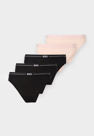 Drie zwarte en twee beige herenslips met een tailleband met het label "BOSS", gerangschikt in overlappende rijen op een effen lichte achtergrond.