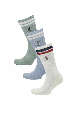 Trois paires de chaussettes d’équipage en vert, bleu et blanc avec une broderie sur le thème du sport : cycliste, surfeur et golfeur sous des bordures rayées.