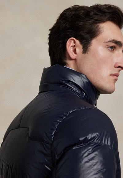 Polo Ralph Lauren THE GORHAM GLOSSED DOWN JACKET - Bunda z prachového peří - collection navy glossy