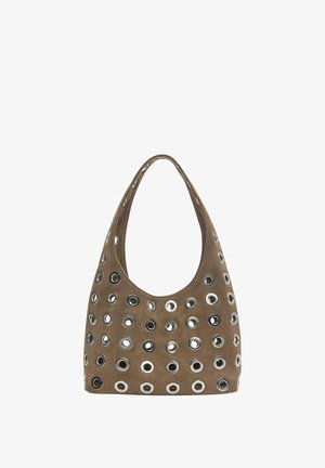 Bruine suède handtas met afgeronde handgreep, versierd met meerdere zilverkleurige metalen ringen in verschillende maten over het oppervlak.