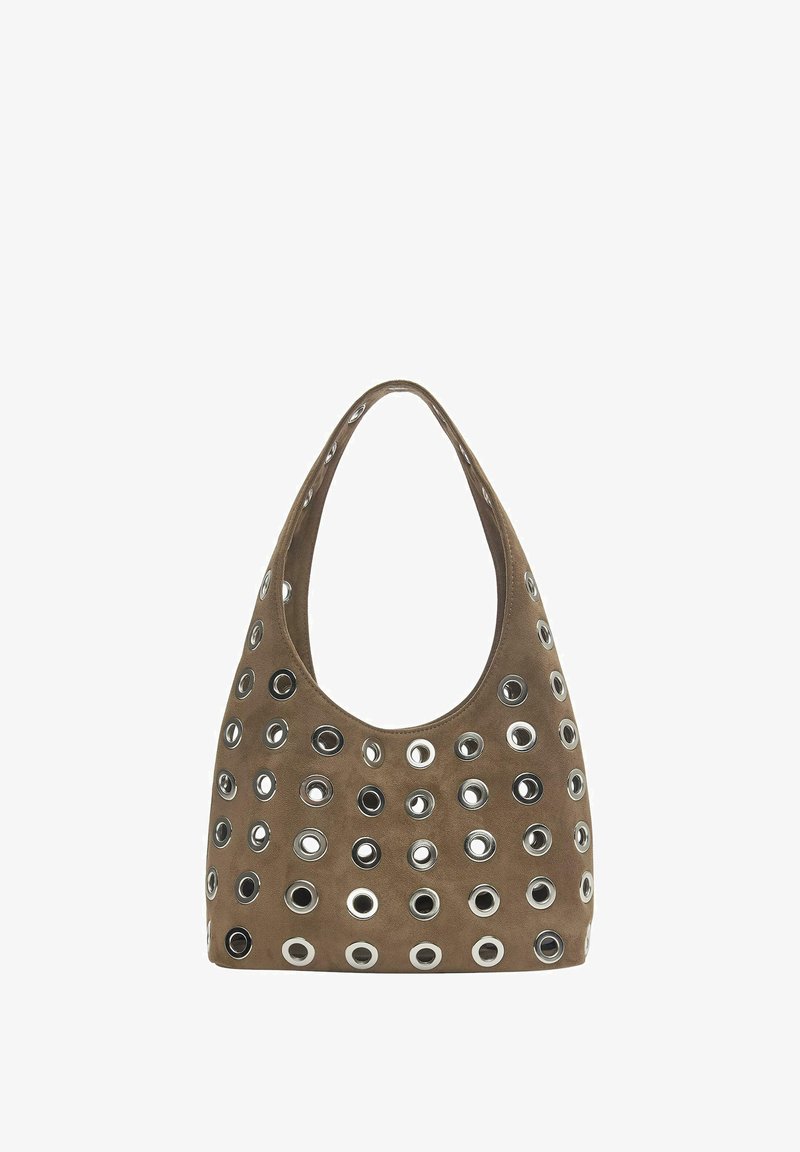 Barna szarvasbőr kézitáska kerekített fogantyúval, amelyet különböző méretű ezüst fém szegecsek díszítenek a felületén.