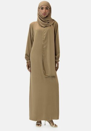 Lange beige jurk van soepel materiaal, met lange mouwen, een voorste split en een bijpassende hijab. Eenvoudig, elegant ontwerp zonder versieringen.