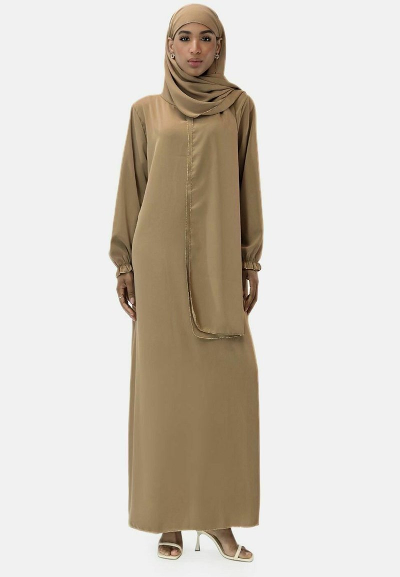 Lang beige kjole lavet af glat stof, med lange ærmer, en forslid og en matchende hijab. Simpelt, elegant design uden pynt.