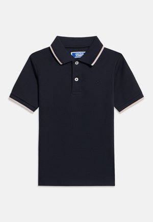 Marineblå kortærmet poloshirts med to hvide knapper og krave samt ærmekanter med hvide striber, Jack & Jones-logo på brystet.