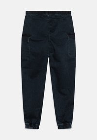Pantalones de mezclilla azul oscuro con una cinturilla elástica, piernas acampanadas y dos bolsillos laterales tipo cargo. Presenta una textura suave y sutiles detalles de costura.
