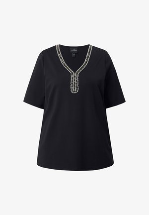 Černý krátký rukáv top s výstřihem do V, zdobený dekorativním kovovým korálkovým vzorem, který se táhne od výstřihu dolů uprostřed.