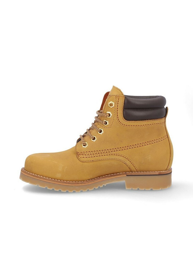 Botín de ante amarillo con un cuello acolchado marrón, ojales dorados y suela de goma texturizada. Presenta costuras en contraste a lo largo de los lados.