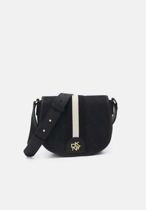 Sort crossbody taske med justerbar strop, hvid lodret stribe, subtilt mønster og guld DKNY-logo på frontklap.