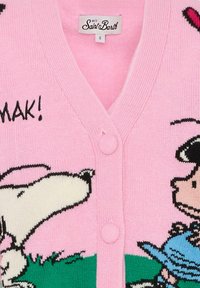 Różowy sweter robiony na drutach z wzorem Snoopy i przyjaciół, z dekoltem w kształcie V oraz dwoma guzikami, z grafiku kreskówkowymi i detalami zielonej trawy.