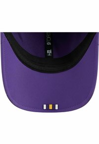 Lila Kappe mit einem schwarzen Schirm, ausgestattet mit einem strukturierten Innenfutter und einem kleinen Akzent aus bunten Streifen auf der Vorderseite in Gelb, Weiß und Lila.