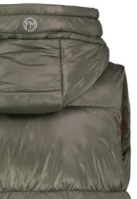 Veste matelassée vert olive avec capuche, présentant des coutures matelassées et un petit logo circulaire FM Studio près du haut.