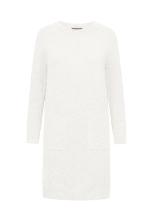 Witte gebreide jurk met lange mouwen, ronde halslijn en twee voorzakken; zachte textuur en minimale ontwerpaccenten.