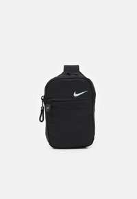 Černý batoh Nike, vyrobený z odolné tkaniny, s hlavní komorou na zip, přední kapsou a vyšitým úchopem na rukojeti.