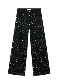 Jeans de pierna ancha negros con un patrón disperso de tachuelas plateadas, con bolsillos delanteros y un diseño tradicional de cinco bolsillos.