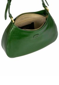 Sac à épaule en cuir vert avec une fermeture éclair dorée et un intérieur en suède beige montrant une petite poche zippée intérieure et une étiquette de marque.