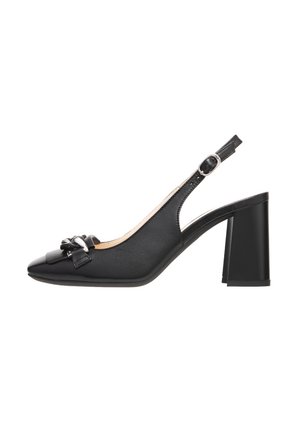 Schwarze Slingback-Pumps mit spitzem Schuhkopf, strukturiertem Obermaterial und einer Schleifendetail nahe dem Zehenbereich. Verfügt über einen dicken Blockabsatz.
