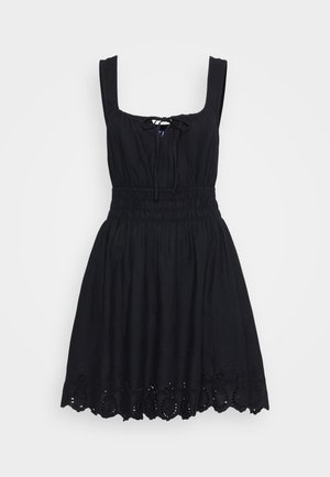 Czarna bezrękawnikowa sukienka z kwadratowym dekoltem, detalem w postaci wiązania z przodu, elastycznym paskiem w talii oraz haftowanym, falbaniastym wykończeniem. Materiał bawełna lub len.
