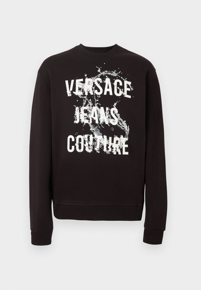 Sweatshirt noir à manches longues avec texte blanc "Versace Jeans Couture" et motif éclaboussure d'eau sur le devant. Poignets et ourlet côtelés.