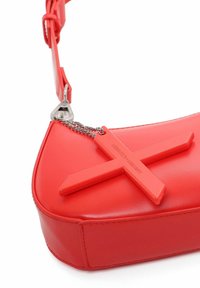 Borsa strutturata rossa in materiale liscio, con un accentuato motivo a croce piatta fissato da una catena. Inclusa una tracolla regolabile.