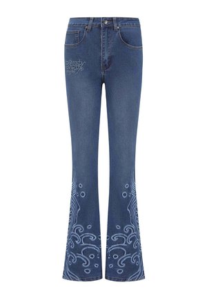 Vaqueros de mezclilla azul de corte acampanado con intrincados bordados en azul claro en los dobladillos y detalle del logotipo en el bolsillo delantero. Textura suave.