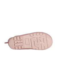 Semelle de sneaker rose clair avec des motifs texturés ressemblant à des pneus. Dispose d'un bout arrondi et d'une languette à l'arrière pour un enfilage facile.