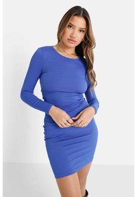 Abito blu a maniche lunghe, a coste, con vestibilità aderente, superficie strutturata e scollatura rotonda. Accentuato da un delicato arricciamento in vita.