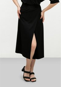 Atelier Kajsa Omlottkjol - black