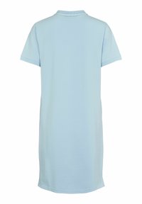 Hele sinine lühikeste varrukatega polo kleit soonikkoega krae ja sirge äärega, nähtud tagant valgel taustal.