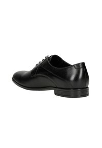 Scarpa da uomo in pelle nera con finitura liscia, punta arrotondata, design con lacci, dettagli testurizzati sulla parte superiore e tacco basso impilato.