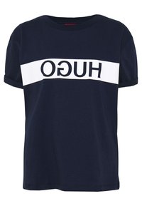 Marineblå bomulds-t-shirt med rulleærmer, der har en hvid vandret stribe og fed sort tekst, der står "HUGO."